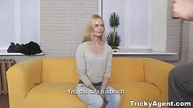 یک بلوند بالغ مجرد ب ...