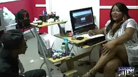 او برای زیبایی و عکس ...