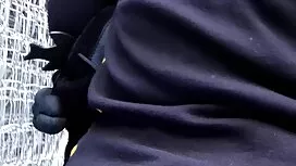 دو دوست دختر با اسبا ...