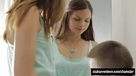 او یک تخم بزرگ را پر ...